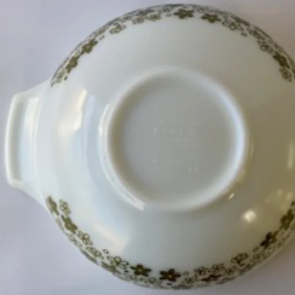1970s Spring Blossom Pyrex Cinderella #443, 2.5 Quart Bowl - Picture 5 of 9
